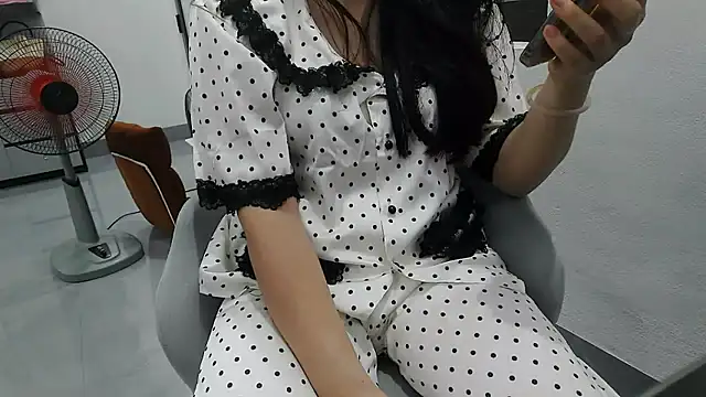 Snapshot of Emachiii chatting on May 10, 2026, 12:32 pm Emachiii online show from May 10, 2026, 12:32 pm