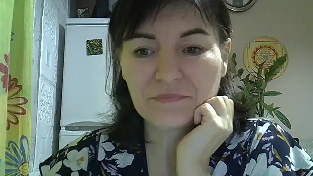 Krystal 82 online show from November 22, 2025, 7:35 pm