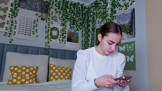 Ashley Pierce online show from October 5, 2025, 4:11 am