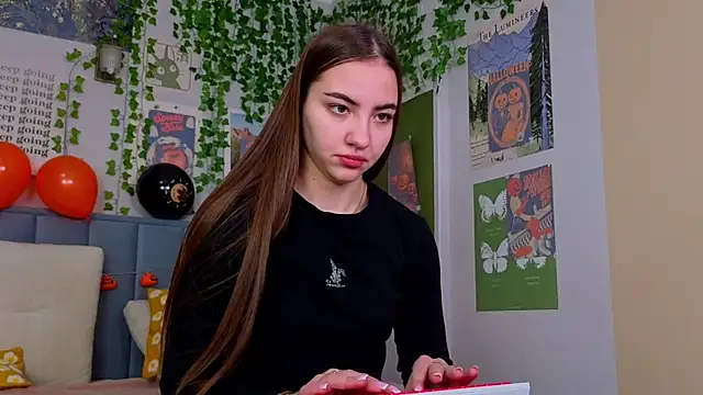 Ashley Pierce online show from October 23, 2025, 4:12 am