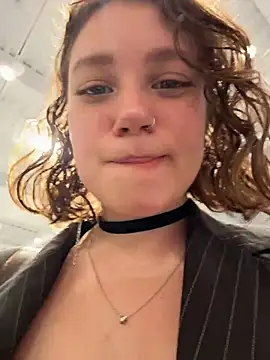 lucy-joy online show from October 26, 2025, 12:22 pm