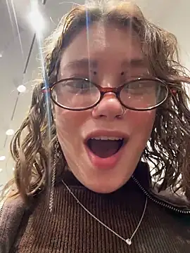 lucy-joy online show from November 7, 2025, 10:37 am