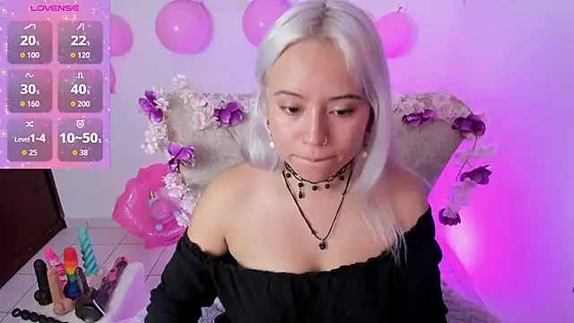 Nataliahenao69 online show from November 17, 2025, 6:03 pm