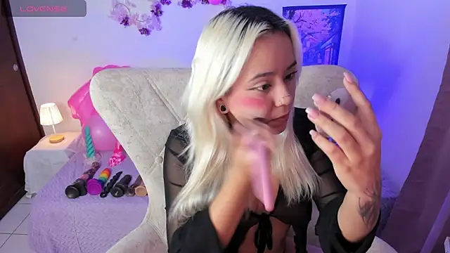 Nataliahenao69 online show from April 11, 2026, 2:38 am