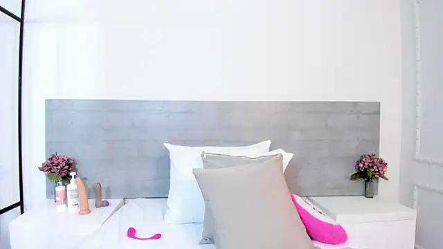 sunnyWhitee online show from October 2, 2025, 7:10 pm