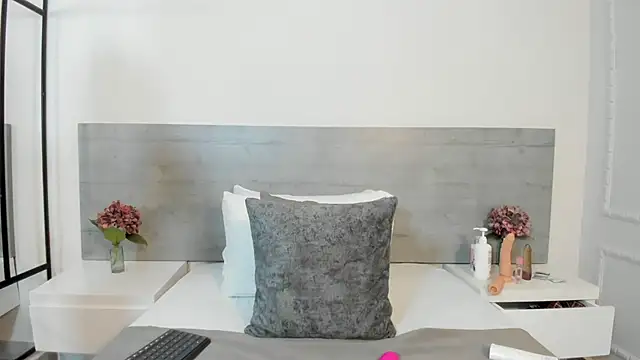 sunnyWhitee online show from October 11, 2025, 7:12 pm