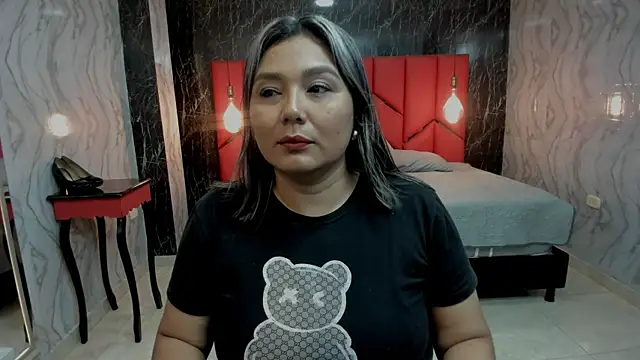 LatinaHoleQueen online show from July 23, 2026, 3:32 pm