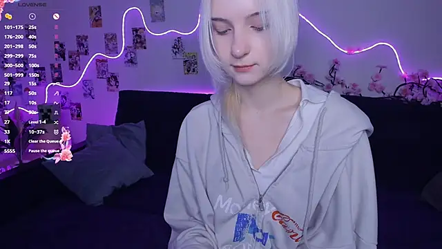 Megan--chan online show from November 16, 2025, 9:31 pm