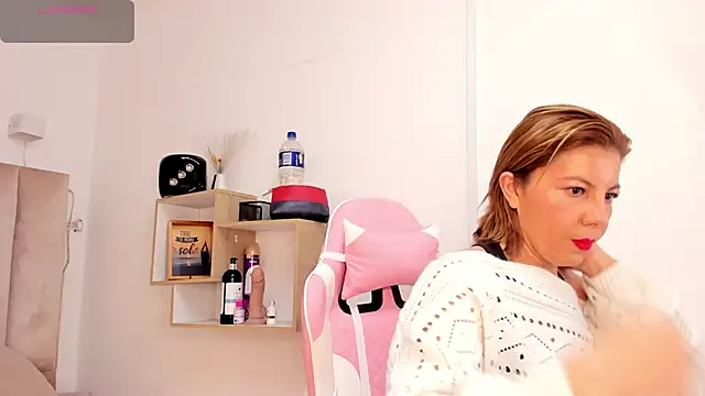 Clhoe Johnson online show from October 6, 2025, 11:51 am