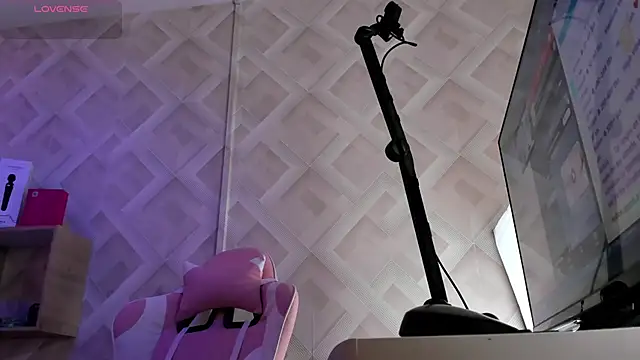 Clhoe Johnson online show from October 24, 2025, 12:23 pm