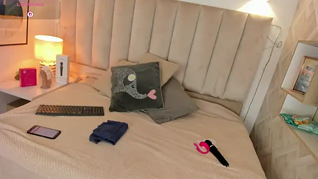 Clhoe Johnson online show from October 25, 2025, 12:13 pm