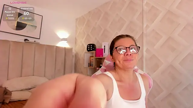 Clhoe Johnson online show from February 17, 2026, 12:34 pm