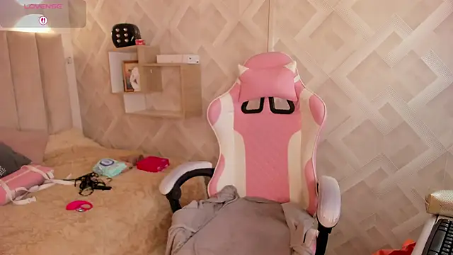 Clhoe Johnson online show from April 21, 2026, 12:11 pm