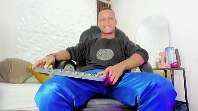 Ricky Owens1 online show from September 25, 2025, 2:43 pm