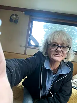 ladyboatlady online show from November 7, 2025, 3:34 pm