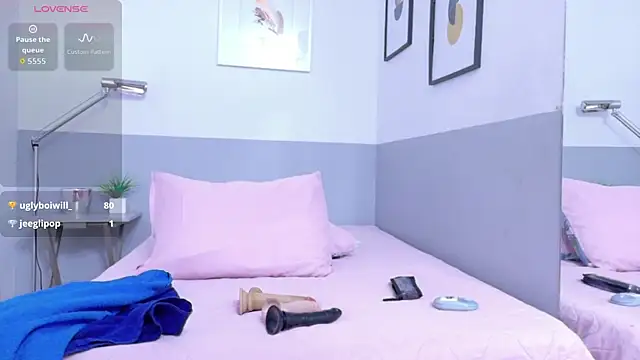 cutepetitee online show from November 4, 2025, 7:35 pm