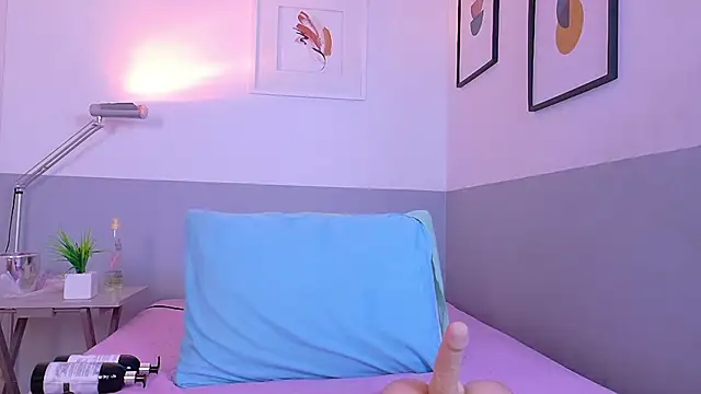 cutepetitee online show from February 20, 2026, 7:36 pm