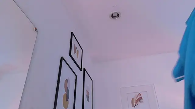 cutepetitee online show from April 21, 2026, 1:42 am