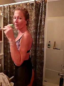 PhynneNicole online show from November 25, 2025, 5:35 pm