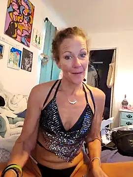 PhynneNicole online show from December 3, 2025, 6:39 pm