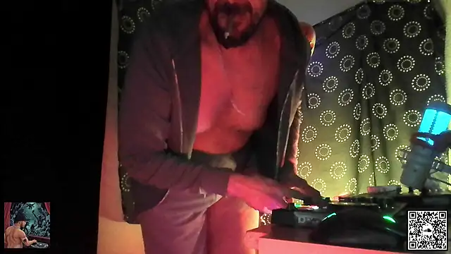 Snapshot of DjDiCKmannOnE chatting on October 18, 2025, 8:42 pm DjDiCKmannOnE online show from October 18, 2025, 8:42 pm