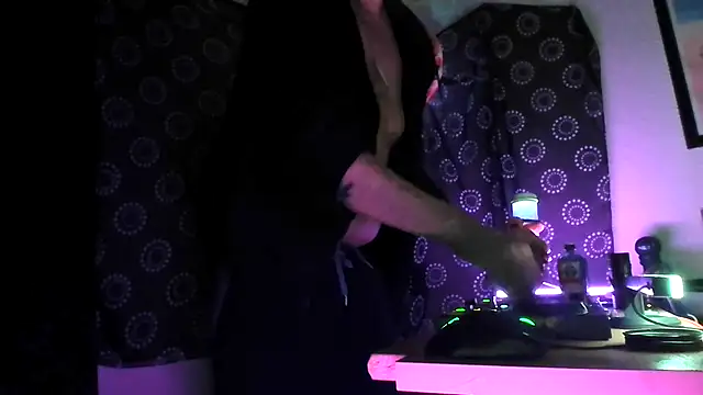 Snapshot of DjDiCKmannOnE chatting on November 29, 2025, 2:03 am DjDiCKmannOnE online show from November 29, 2025, 2:03 am