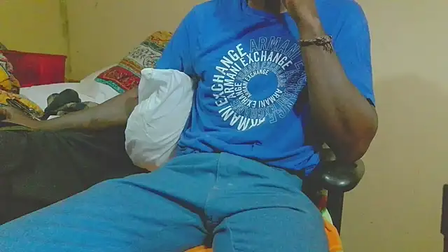 EYEzIAM online show from April 19, 2026, 4:01 am