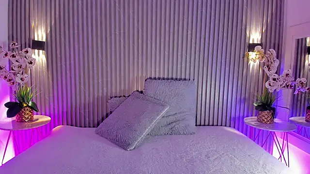 SOPHICOLLINS online show from April 21, 2026, 11:05 am