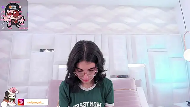 Im Molly Angel online show from December 4, 2025, 8:06 pm