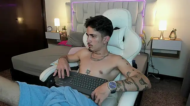 nextboywell1 online show from April 13, 2026, 3:17 pm