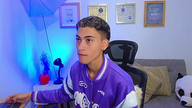 yulian vasquez online show from November 17, 2025, 12:33 pm