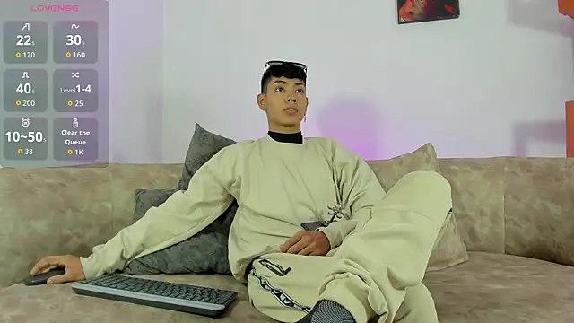 LoganTwink18 online show from November 13, 2025, 12:48 pm