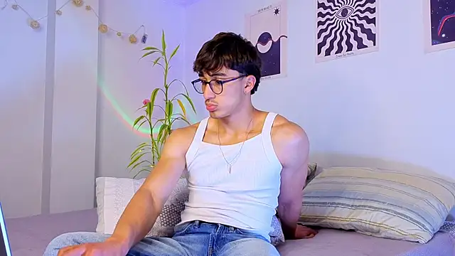 LatinReall online show from September 14, 2025, 11:37 pm