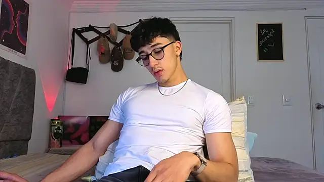 Snapshot of LatinReall chatting on January 16, 2026, 9:19 pm LatinReall online show from January 16, 2026, 9:19 pm