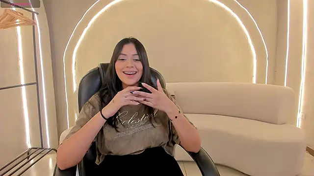 AmbarJames  online show from November 4, 2025, 12:15 pm