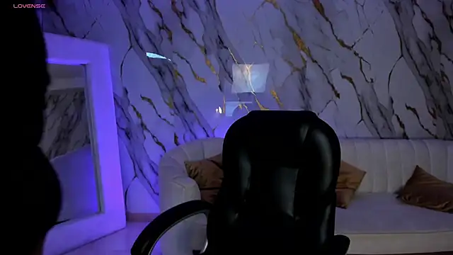 AmbarJames  online show from November 30, 2025, 11:47 am