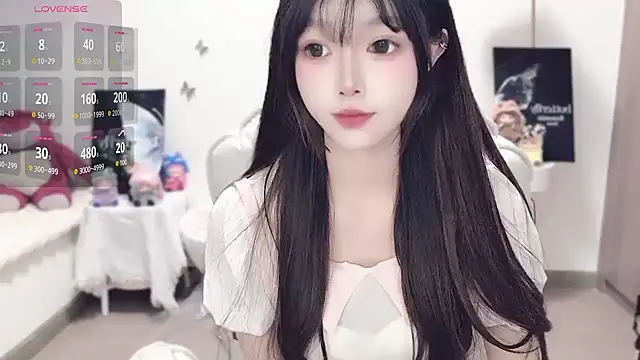 -EEBABY online show from October 19, 2025, 10:43 pm