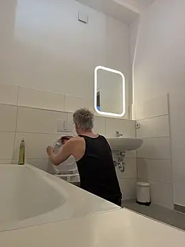 SexyLeon8 online show from April 22, 2026, 4:08 pm