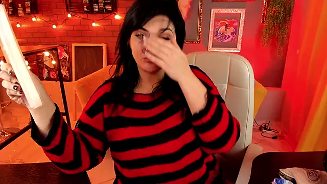 MaryHarrys online show from October 19, 2025, 8:42 pm