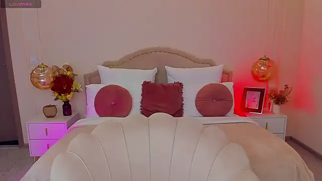 MilaMour online show from April 21, 2026, 6:34 pm