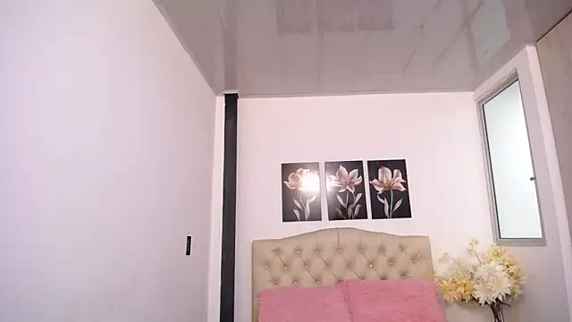 pinky f00x online show from April 18, 2026, 7:07 pm