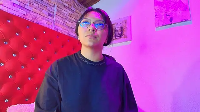 Victoria Thompson1 online show from September 14, 2025, 1:32 pm