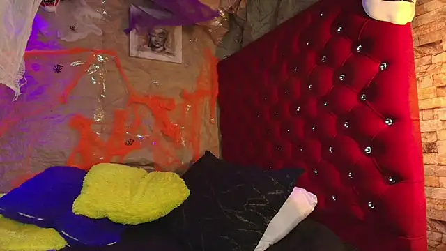 Victoria Thompson1 online show from November 5, 2025, 8:20 pm