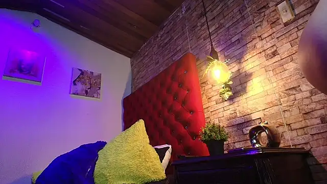 Victoria Thompson1 online show from November 8, 2025, 8:51 pm