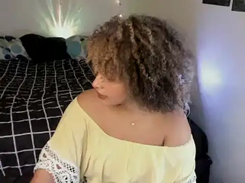 chloe kisses online show from April 20, 2026, 11:46 am