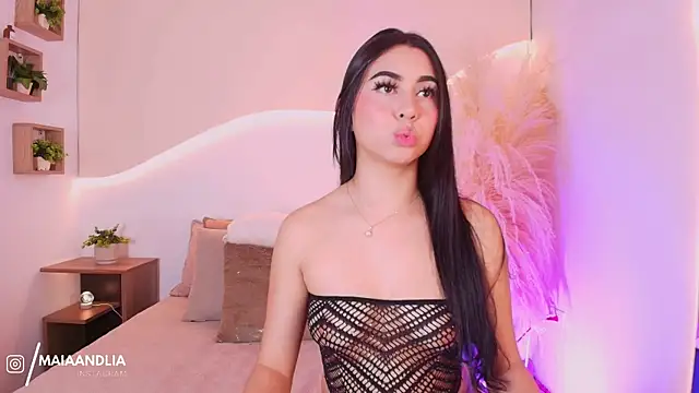 maia lia  online show from September 19, 2025, 10:10 pm