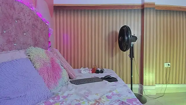 violet taylor  online show from October 1, 2025, 2:28 am