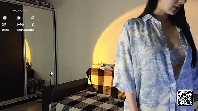 OdelynBagge online show from November 3, 2025, 5:03 pm