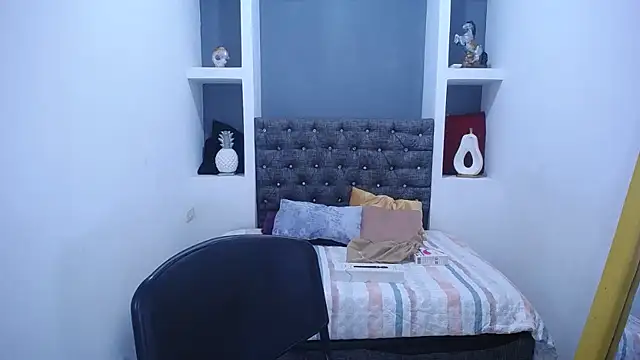 LauraMossart online show from October 8, 2025, 3:04 am