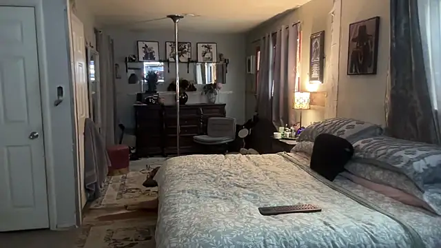 sexyred77713 online show from February 6, 2026, 10:24 pm